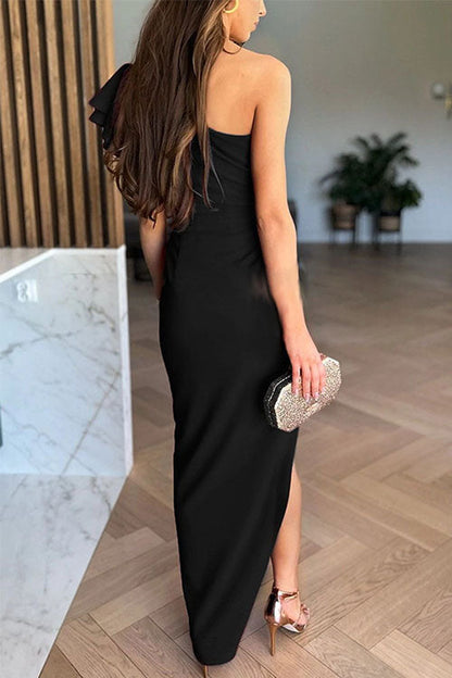 Caz - Sukienka off-shoulder z falbanami i rozcięciem